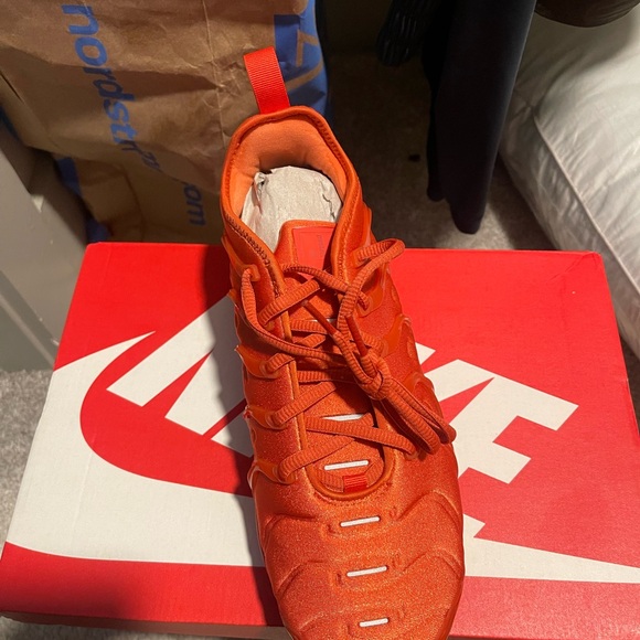 Nike Air Vapormax Plus in Cinnabar Orange - Picture 3 of 4